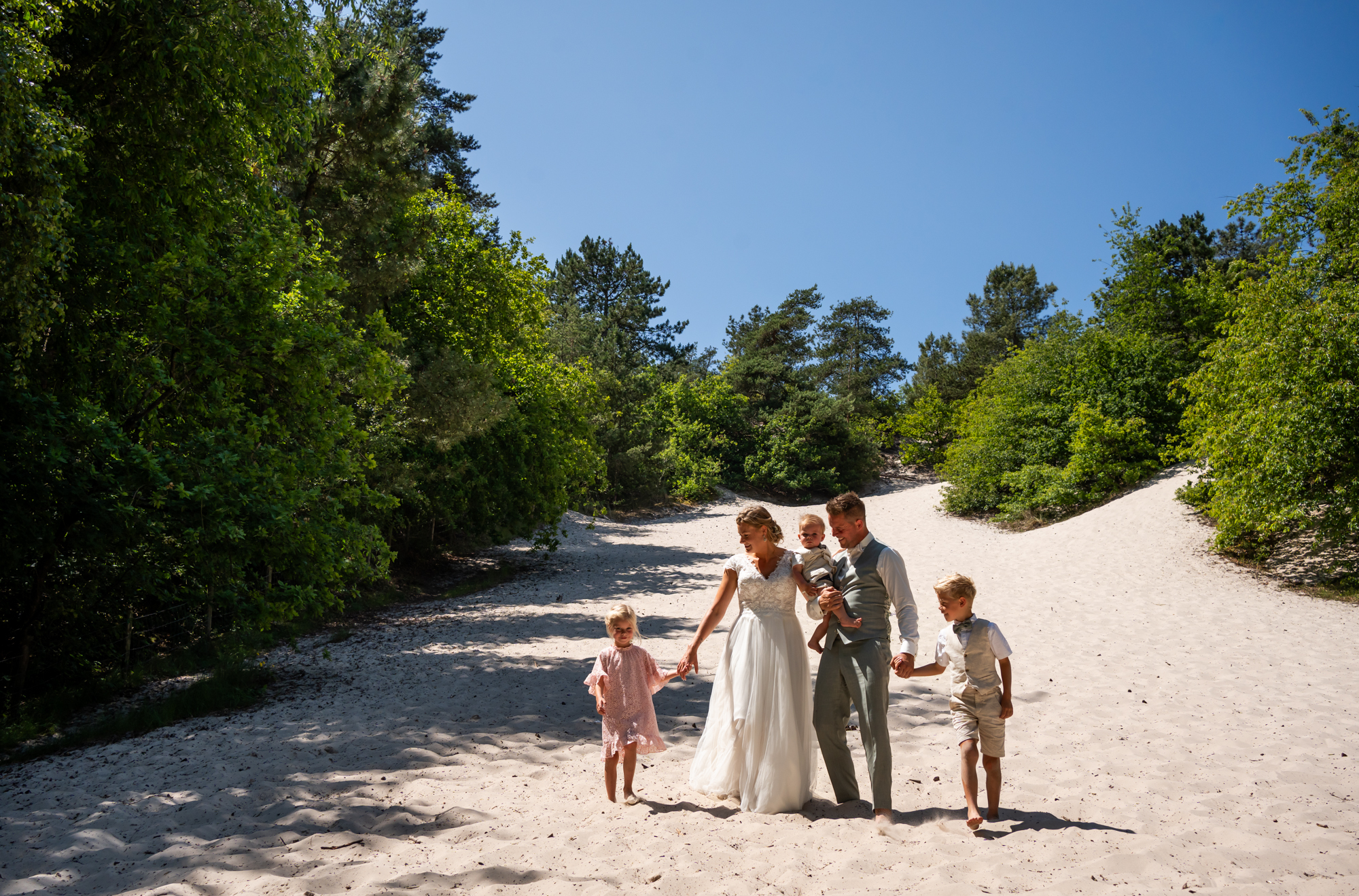 Bruid en bruidegom met hun gezin in Schoorl op de duinen