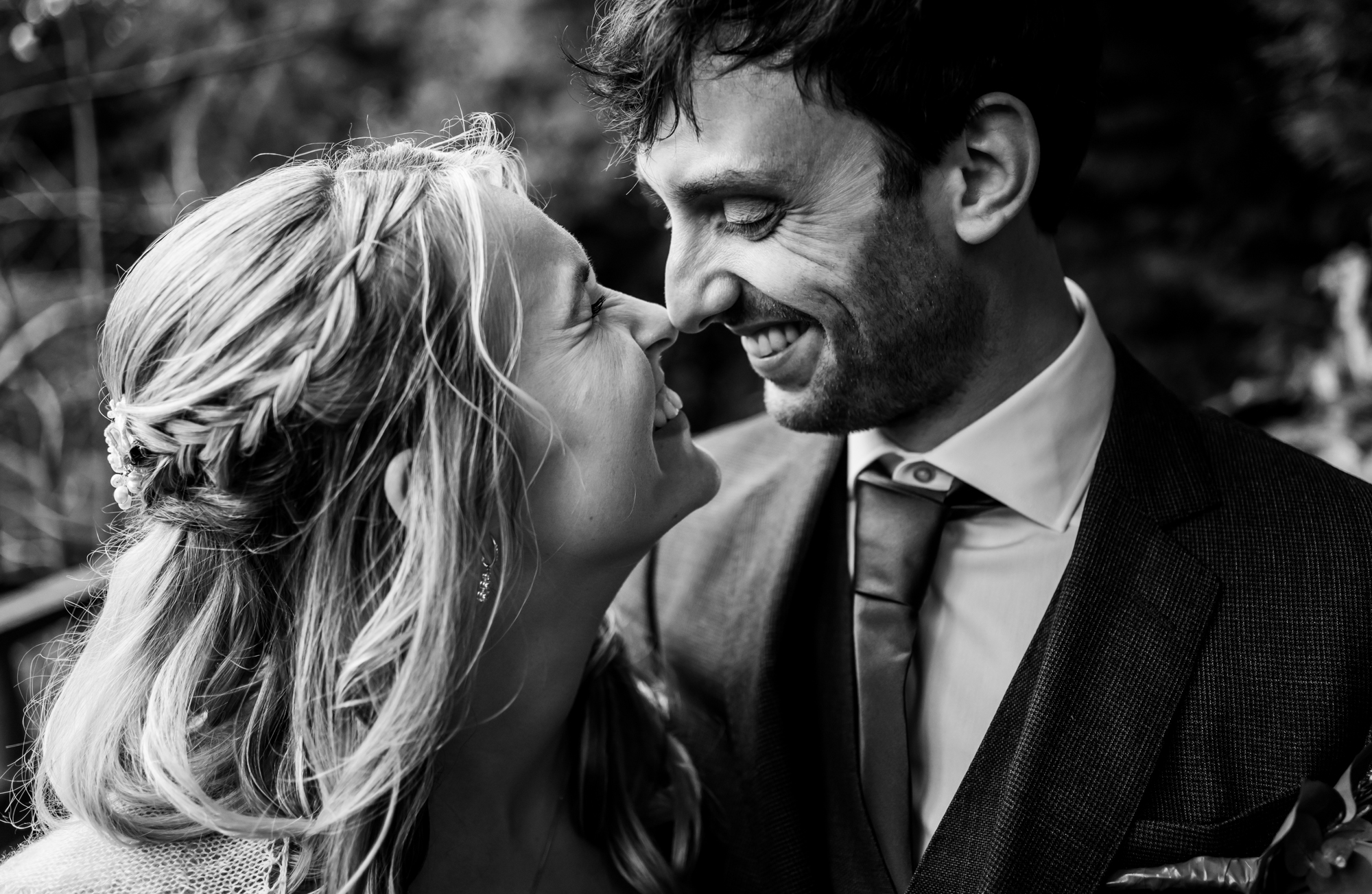 Liefdevol moment van het bruidspaar tijdens de fotoshoot