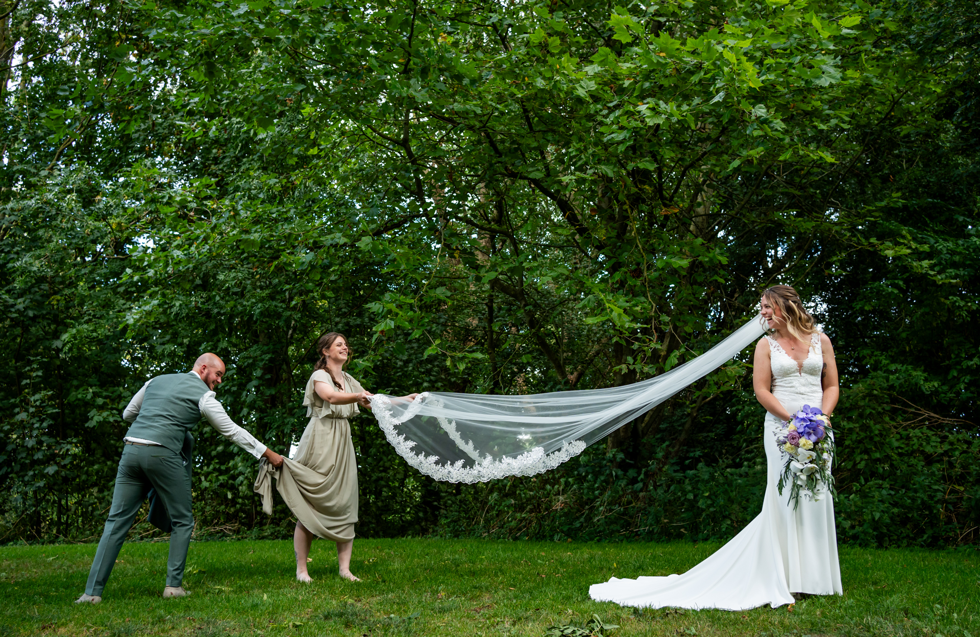 Een leuk tussenmoment tijdens de fotoshoot van het bruidspaar 