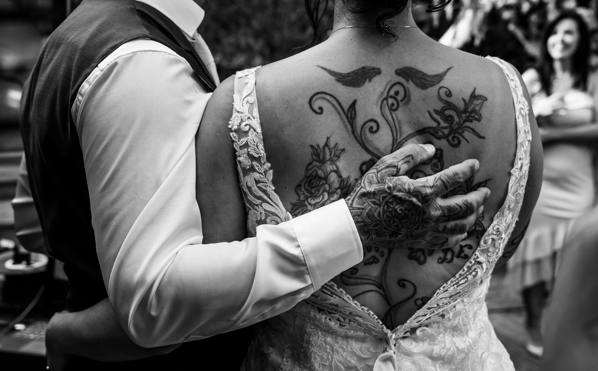 Bruidspaar liefdevol moment 