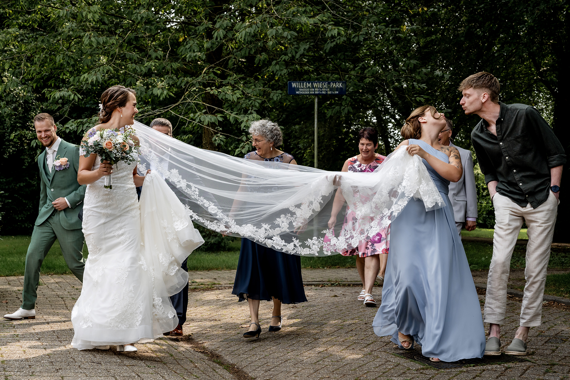 Een leuk moment na het firstlook moment van het bruidspaar 