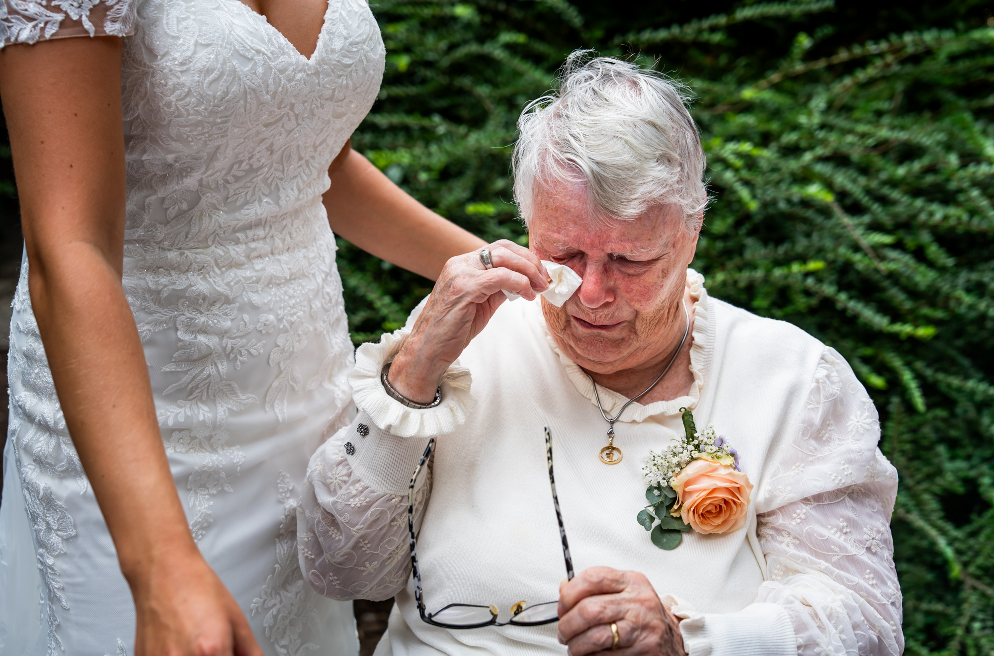 emotioneel moment van de oma van de bruid na een trouwceremonie
