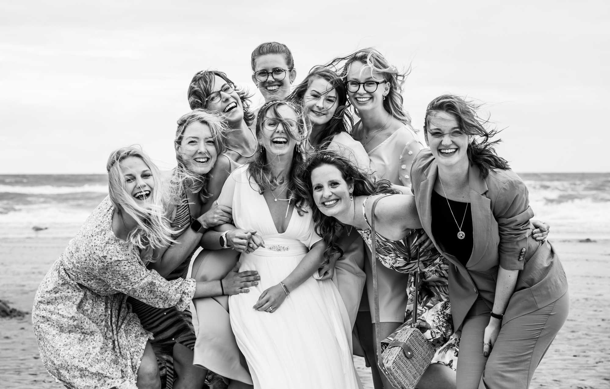 vriendinnengroep tijdens groepsfoto's op het strand