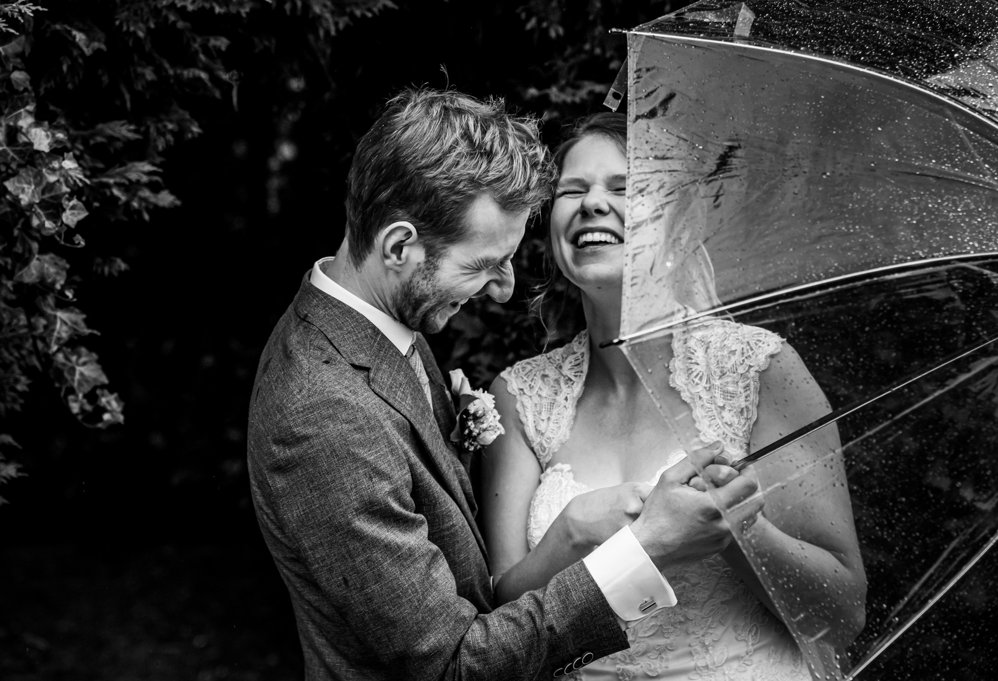 bruidspaar werd verrast tijdens fotoshoot door een regenbui
