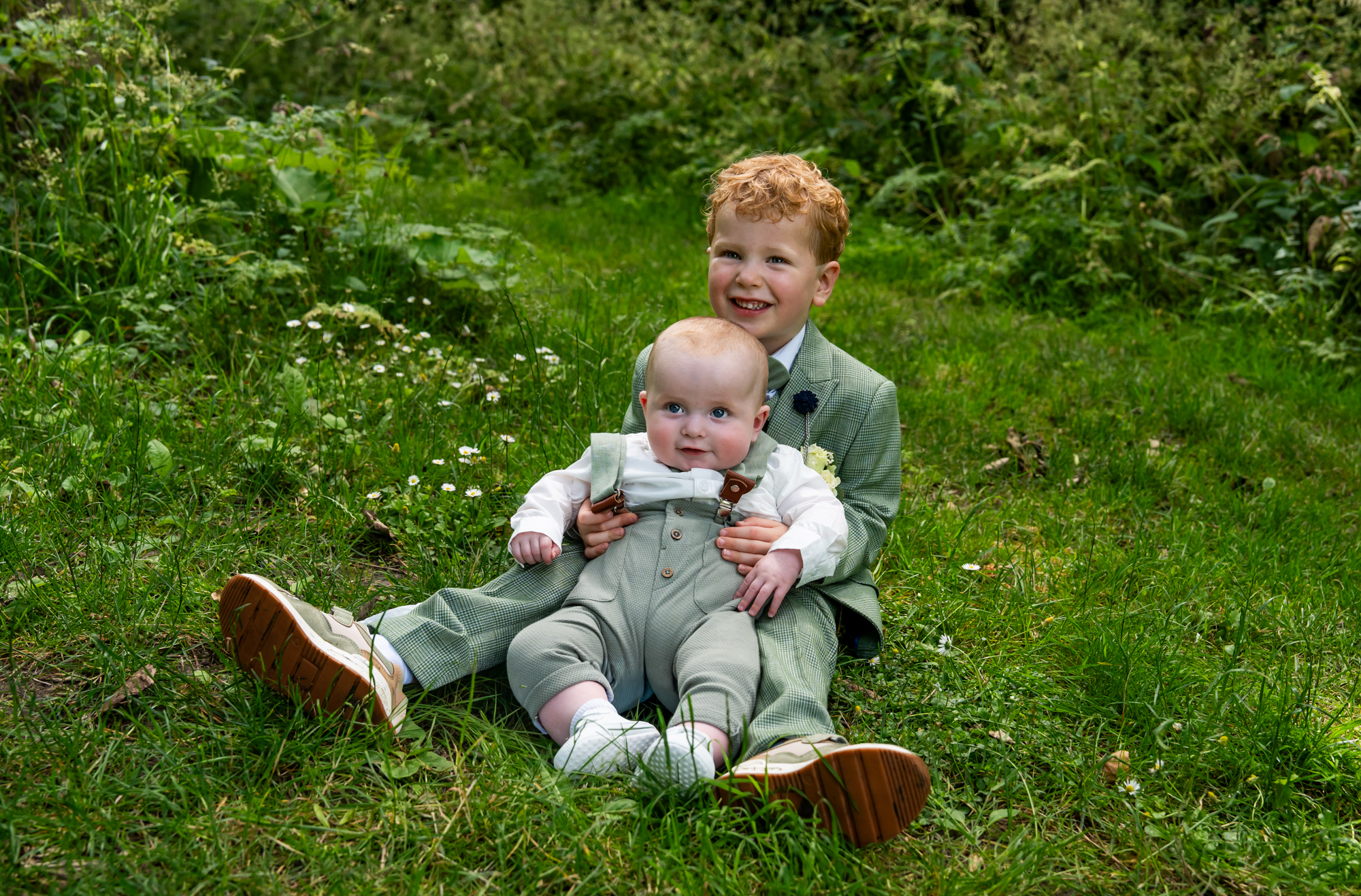 twee schattige bruidskindjes op het gras
