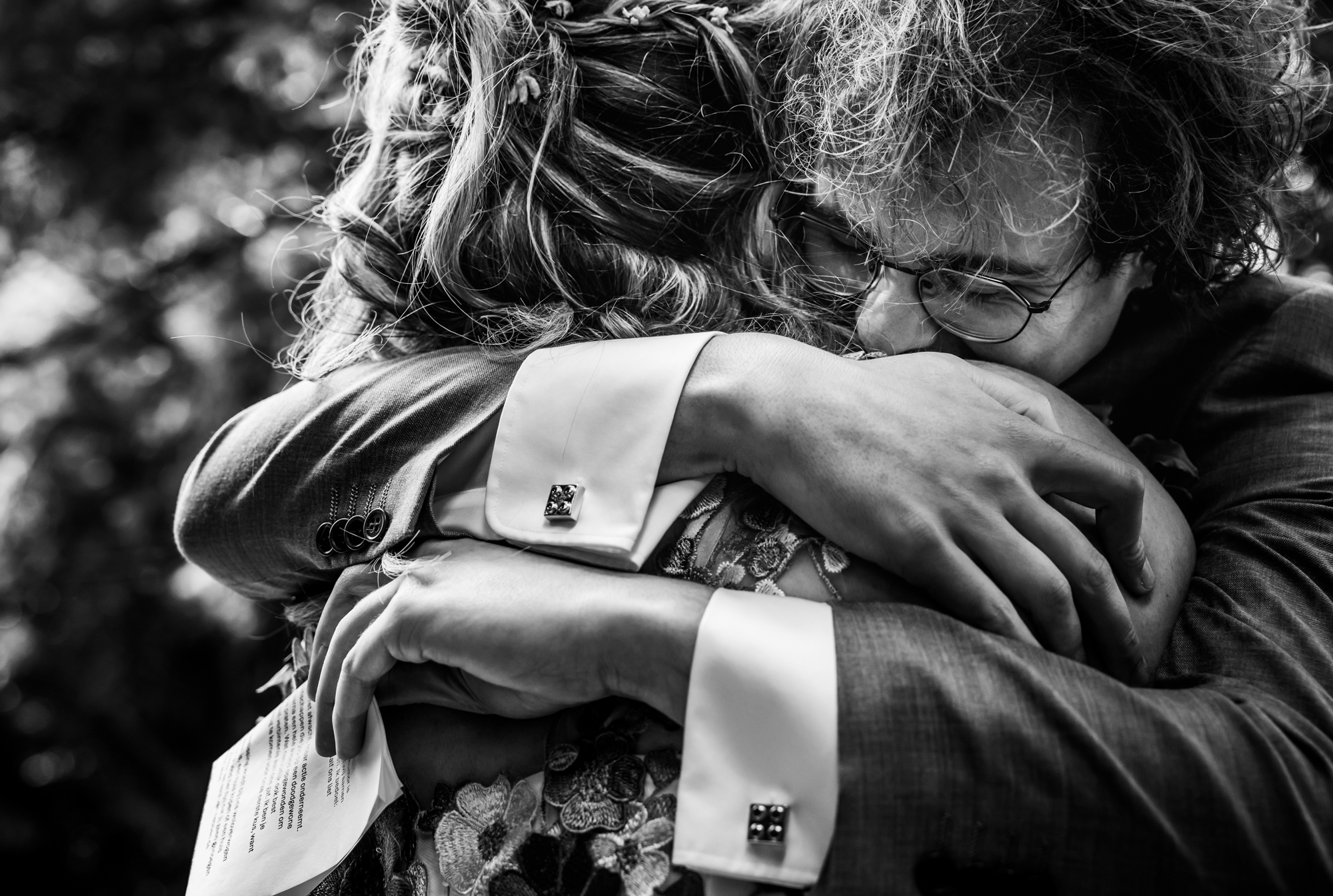 Liefdevol moment van het bruidspaar tijdens de trouwgeloften