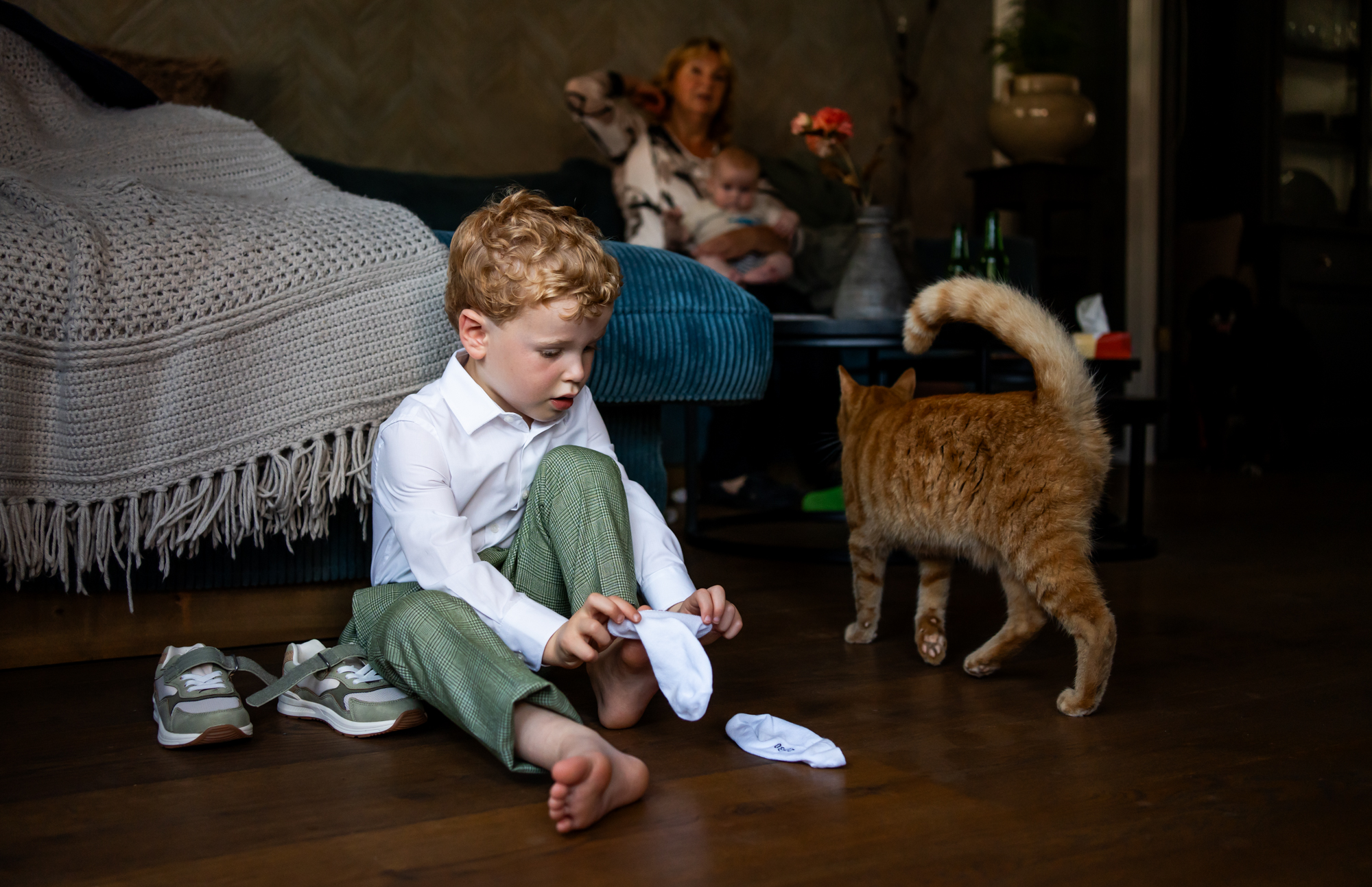 Kindje maakt zich klaar voor de grote dag van zijn ouders 