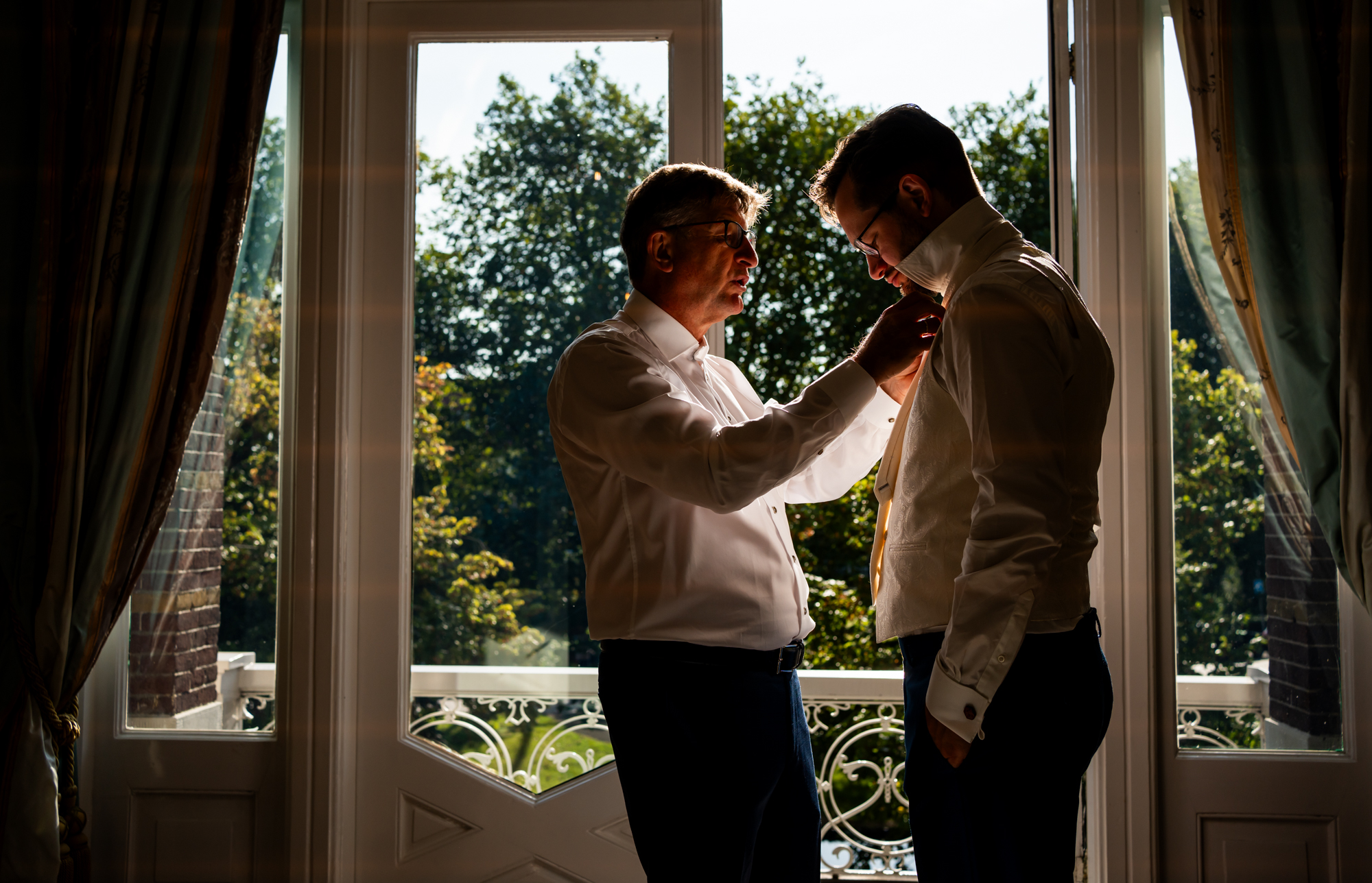 Bruidegom met zijn vader tijdens de getting ready op locatie Villa clementine