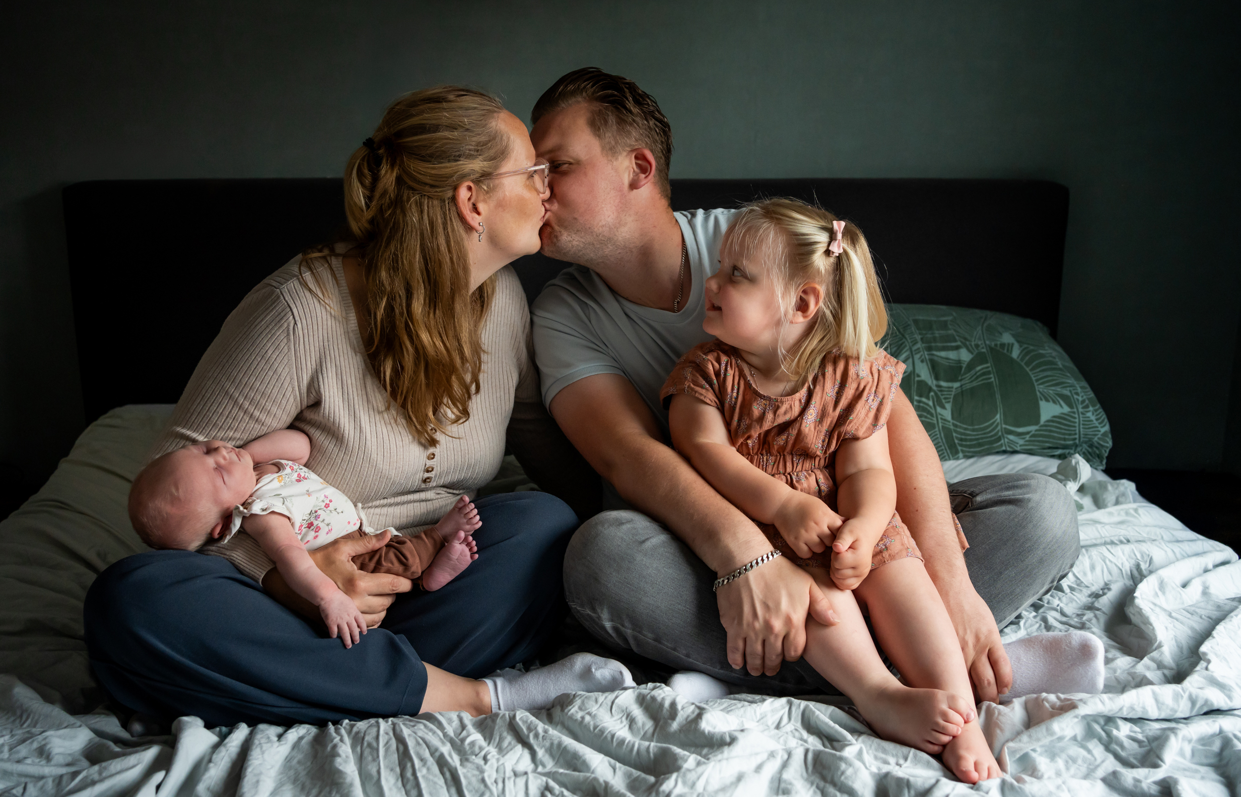 Gezinsfoto tijdens een Newborn lifestyle reportage