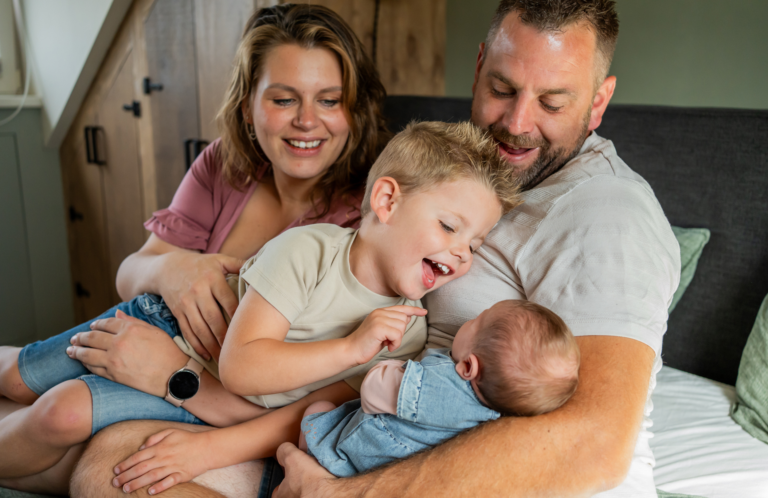 Gezinsfoto door Laurien Lub Photography tijdens een newbornshoot