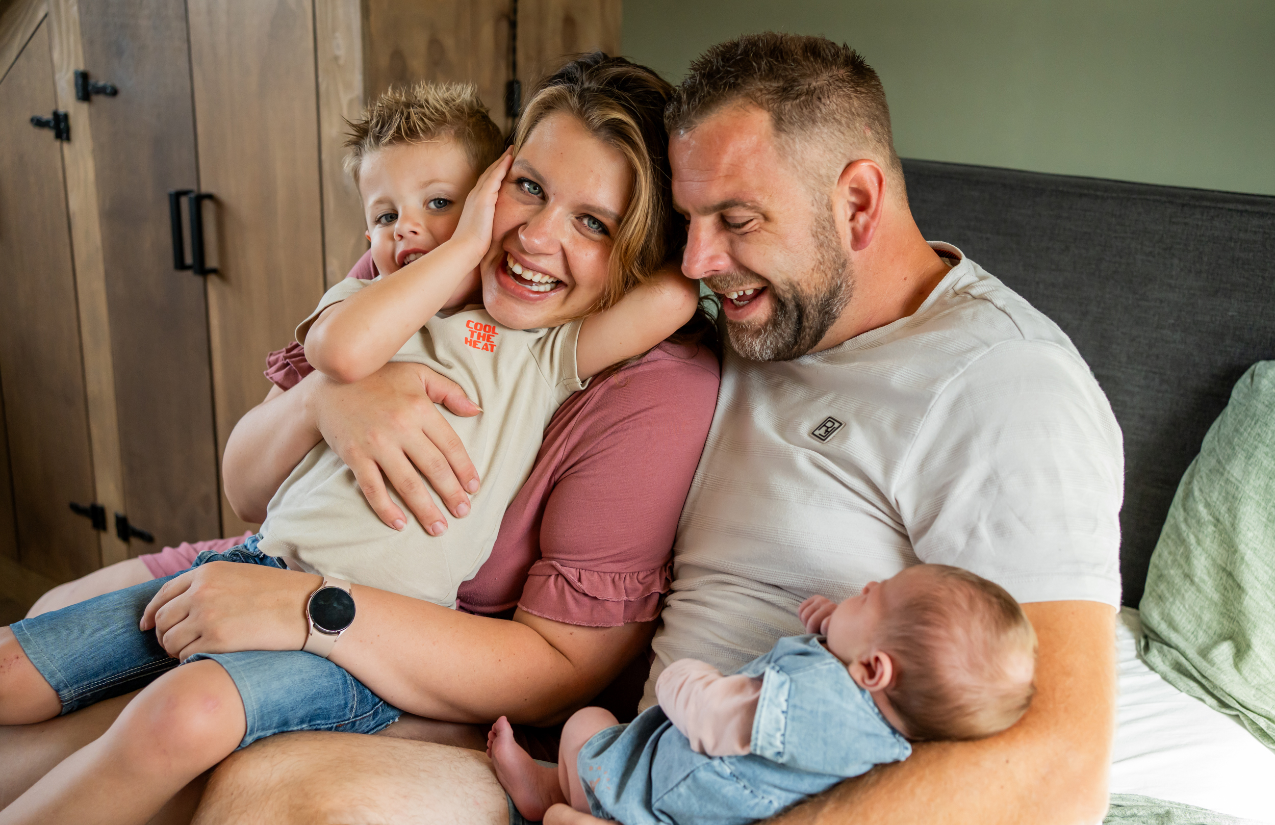 Gezinsfoto tijdens een newbornshoot