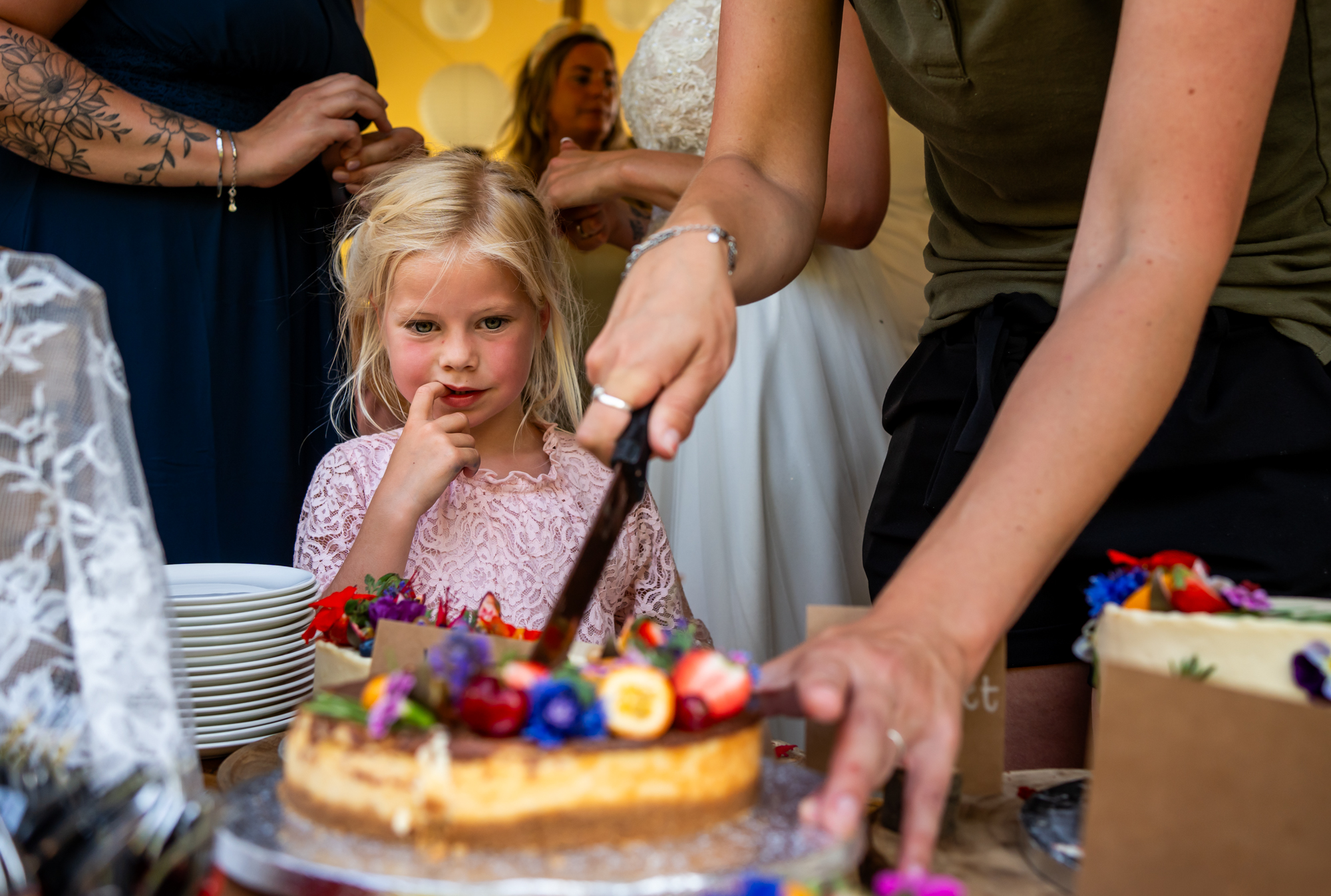 Kindje kijkt vol bewondering naar de bruidstaart 