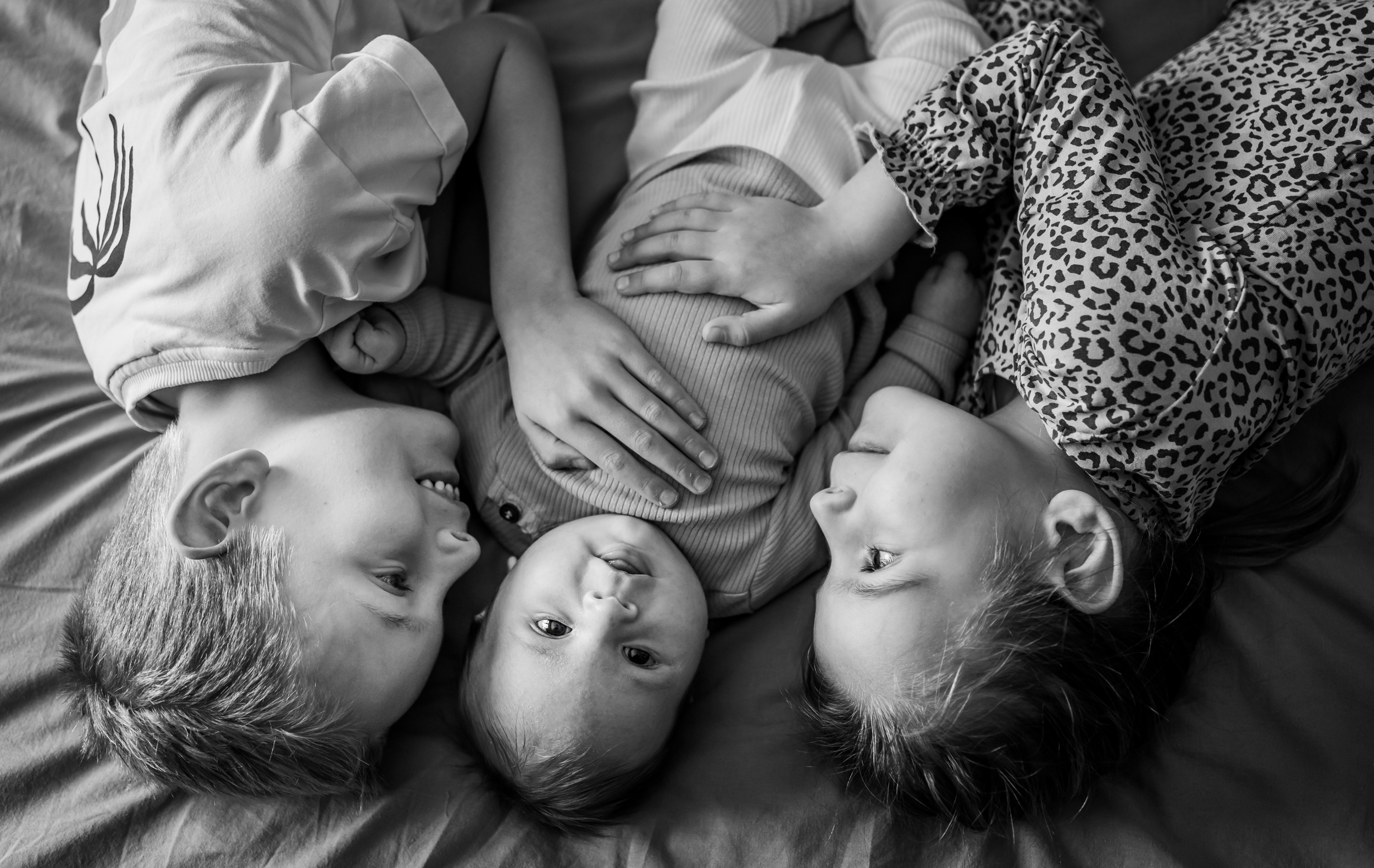 Broertjes en zusjes foto tijdens een Newborn shoot