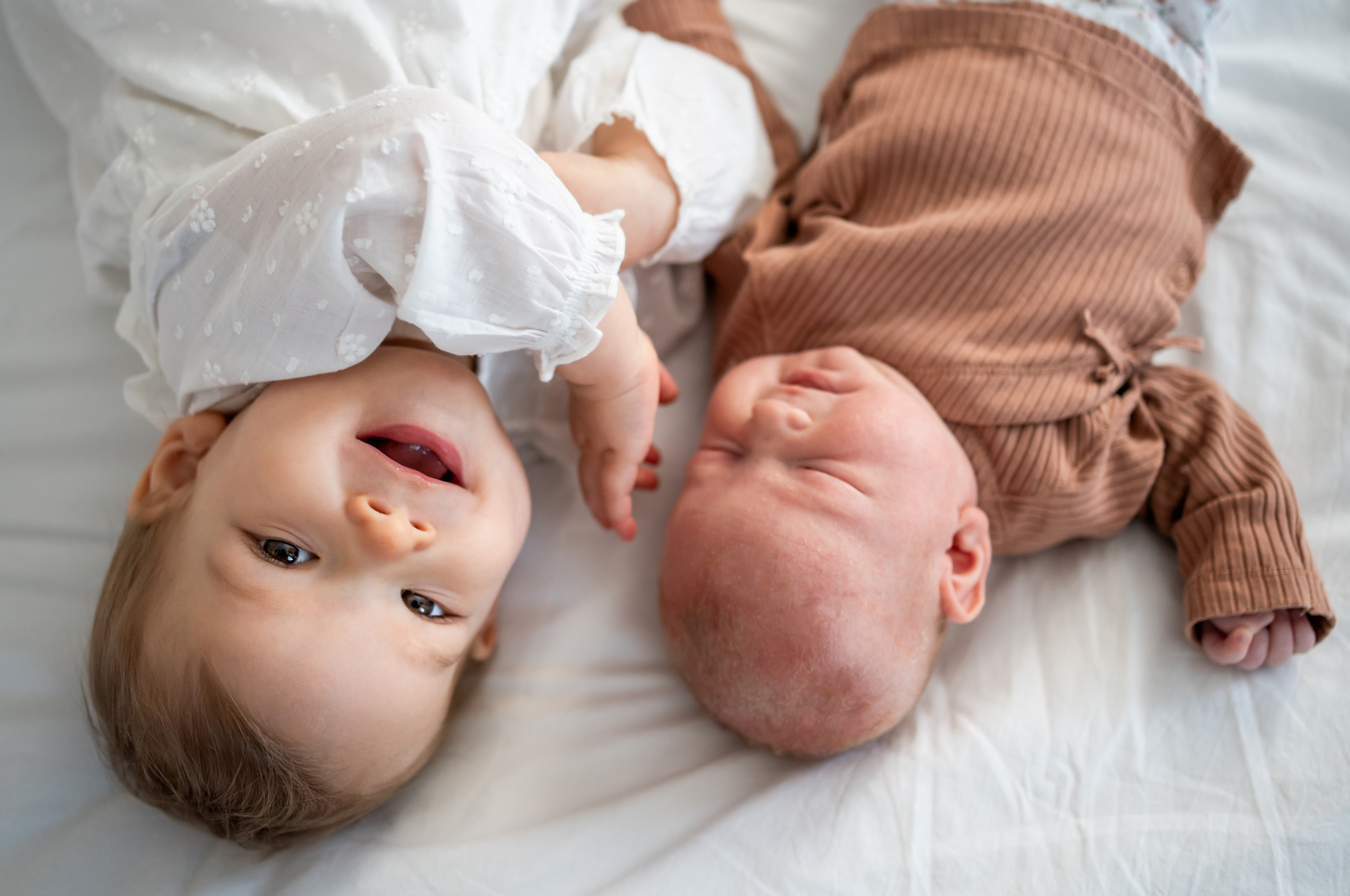 Zusjes foto tijdens een Newborn lifestyle reportage