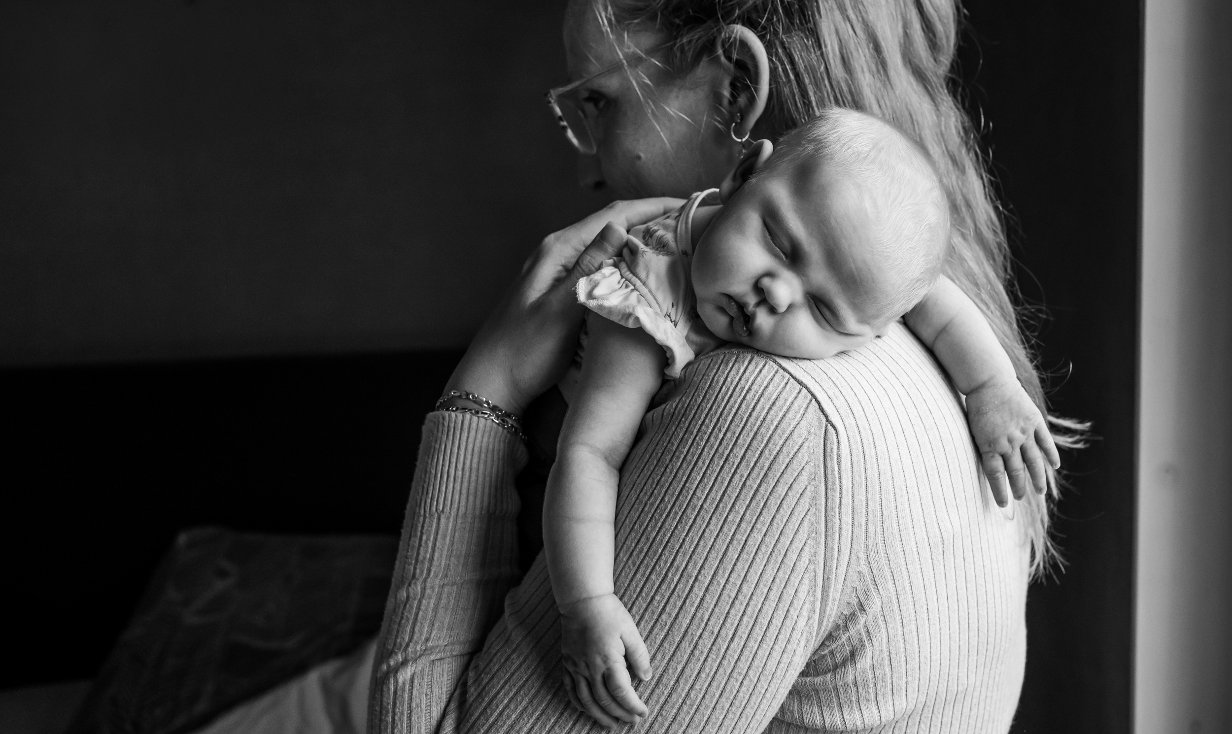 Heerlijk met mama tijdens een newbornshoot
