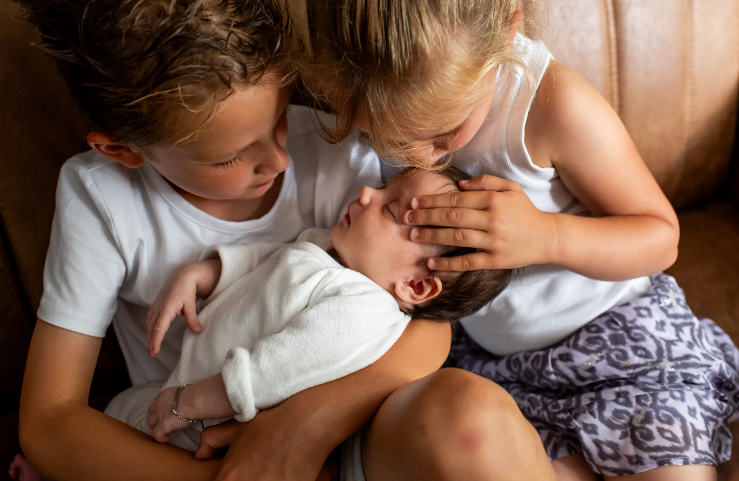 Broertjes en zusjes foto tijdens een Newborn lifestyle reportage