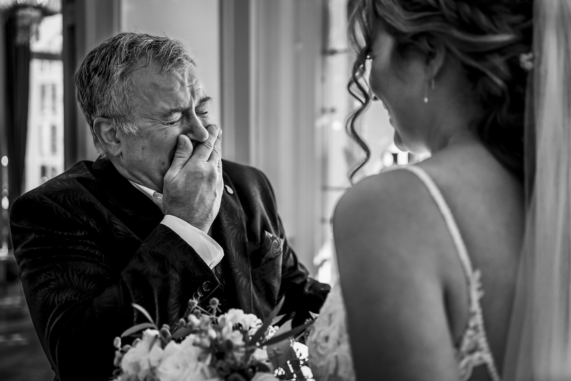 Het firstlook moment tussen bruid en haar vader 