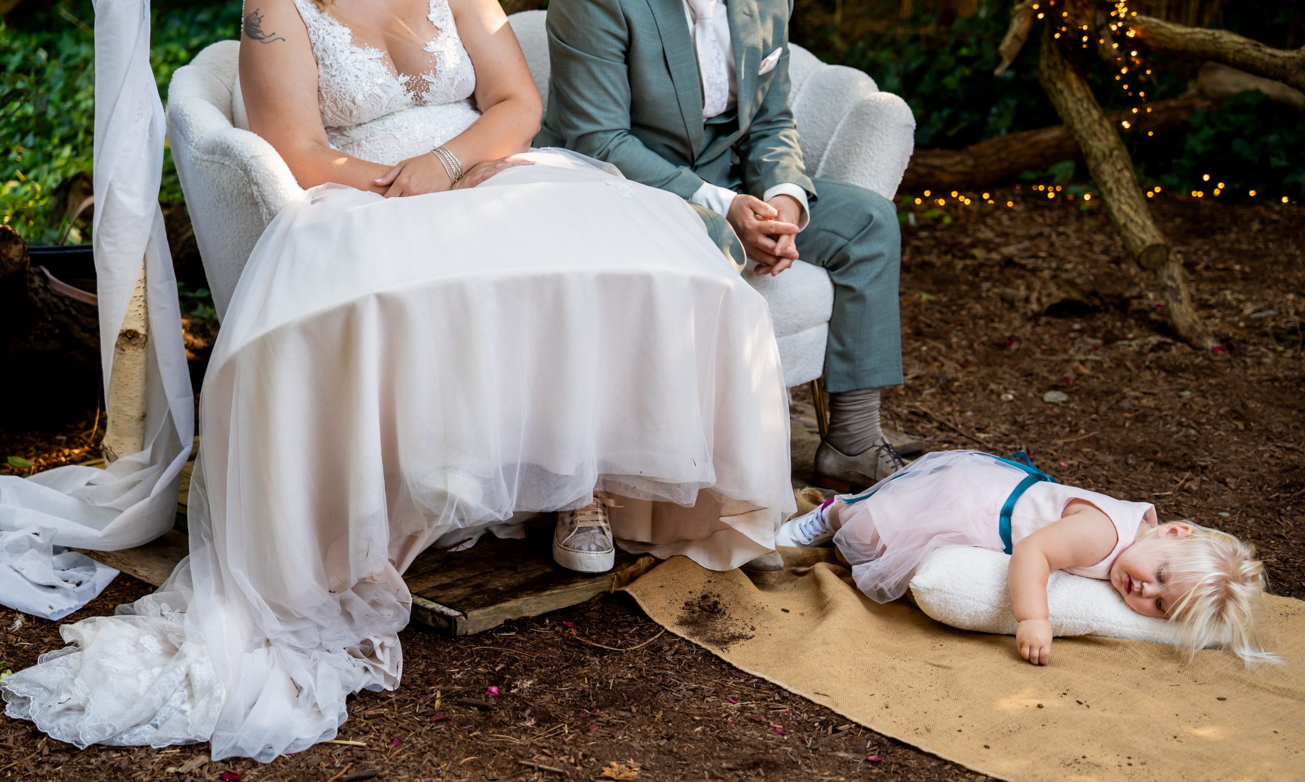 Een kindje is in slaap gevallen tijdens de trouwceremonie 