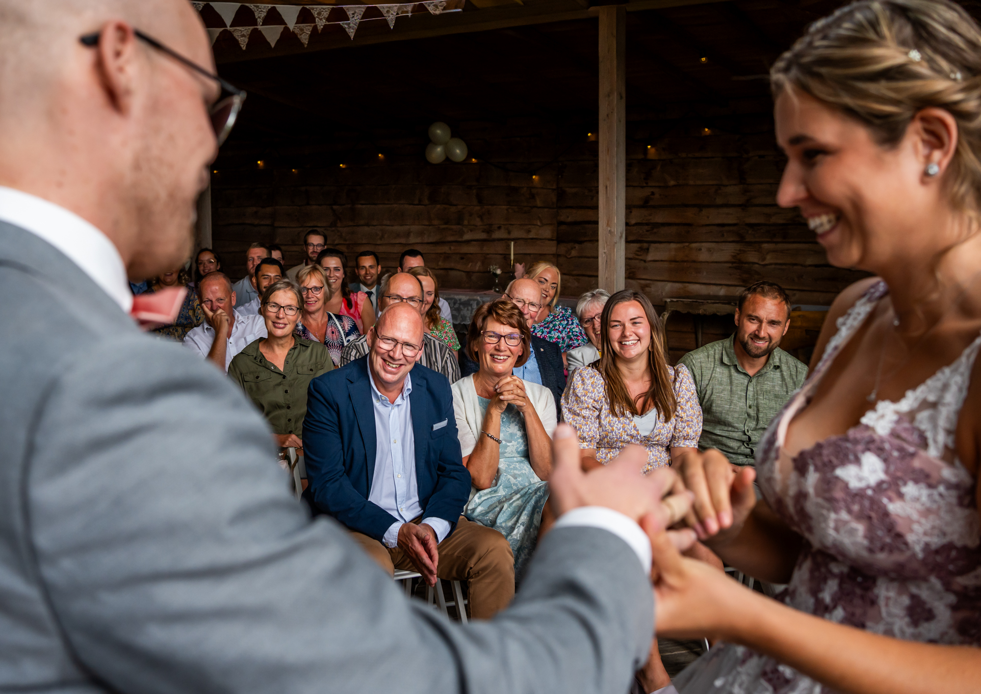 Familie glundert tijdens de trouwceremonie