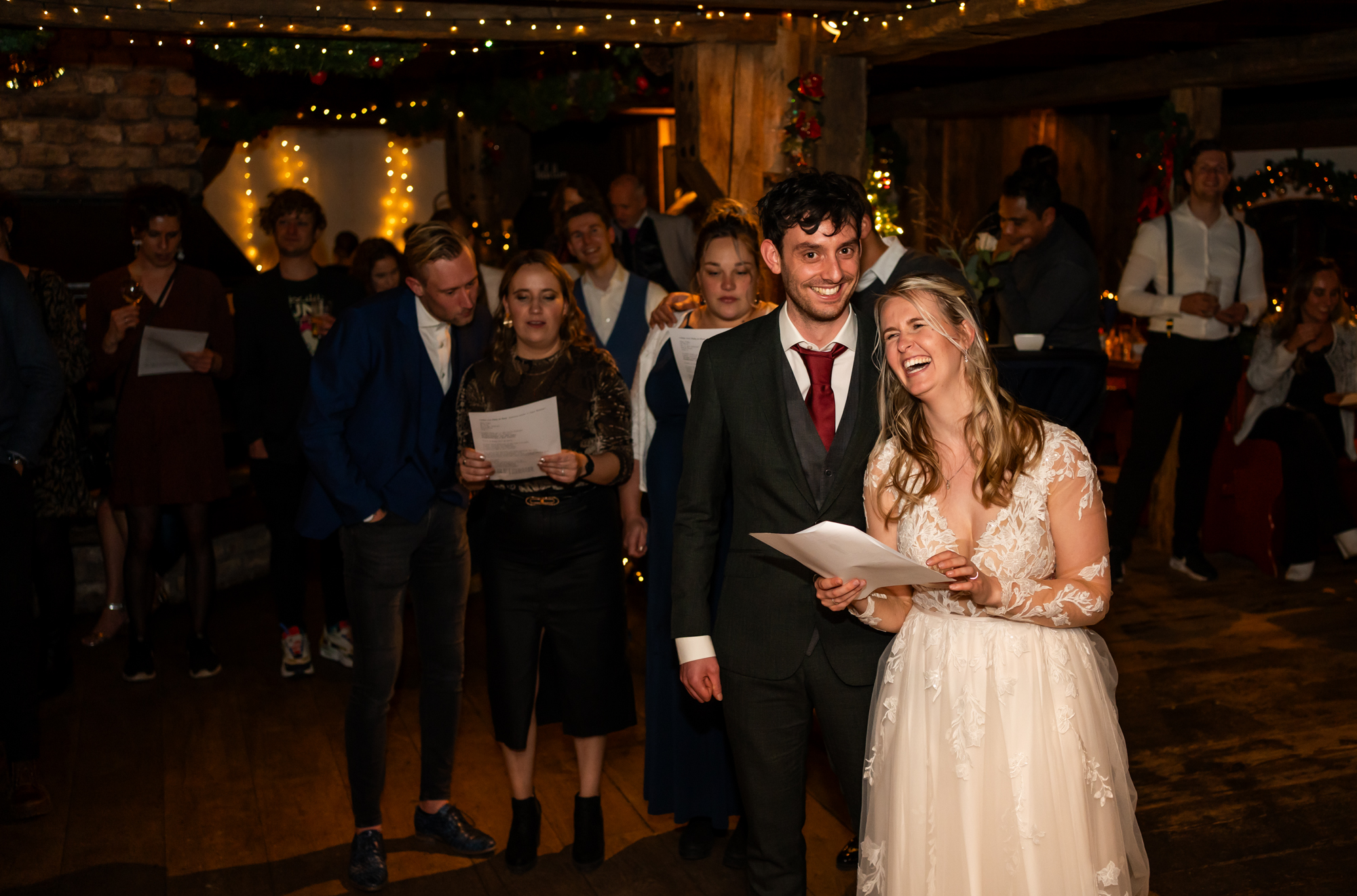 Een speech tijdens het trouwfeest op locatie Robachers watermolen in Hauwert