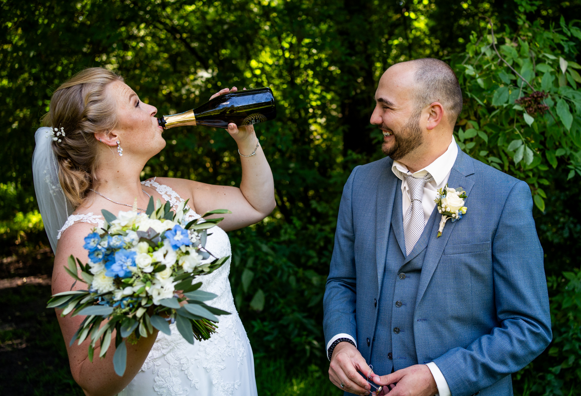 bruidspaar geniet van champagne tijdens de fotoshoot