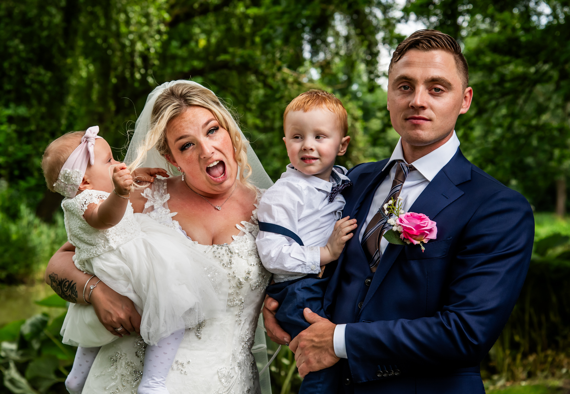 baby trekt onverwachts aan het haar van de bruid tijdens de fotoshoot