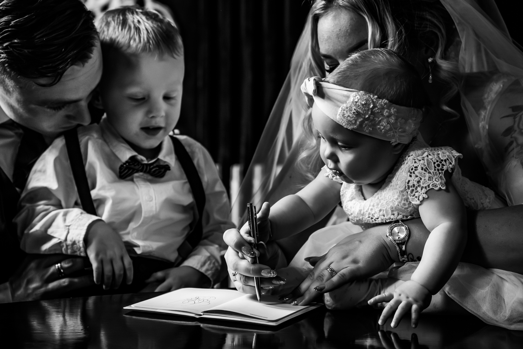 baby tijdens akte ondertekening bij een trouwceremonie